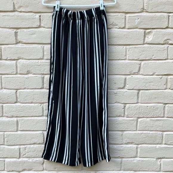 Take 50% OFF- Live To Be Spoiled Black&White 2pc Croptop & Pant, Size-XS - Picture 4 of 8